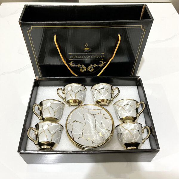 ENSEMBLE DE TASSES ET D'ASSIETTES EN CÉRAMIQUE GALVANISÉE